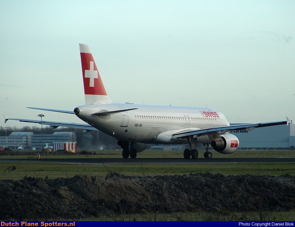 HB-IJB Airbus A320 Swiss International Air Lines by Daniel Blok