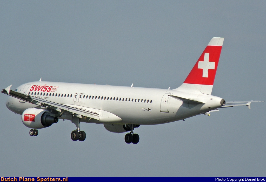 HB-IJW Airbus A320 Swiss International Air Lines by Daniel Blok