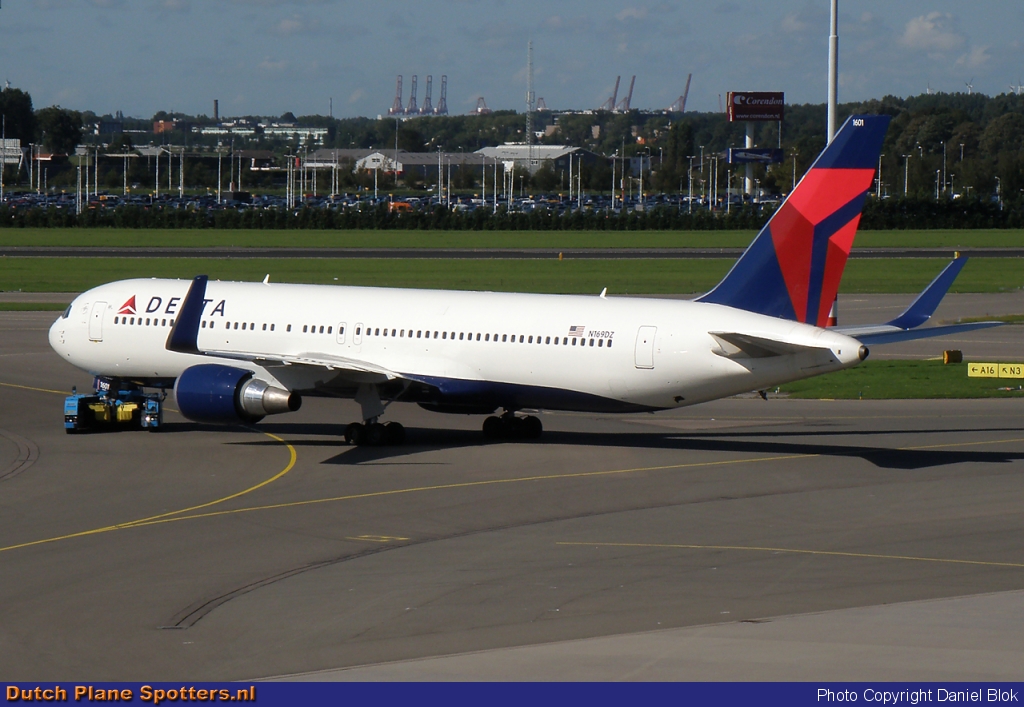 N169DZ Boeing 767-300 Delta Airlines by Daniel Blok