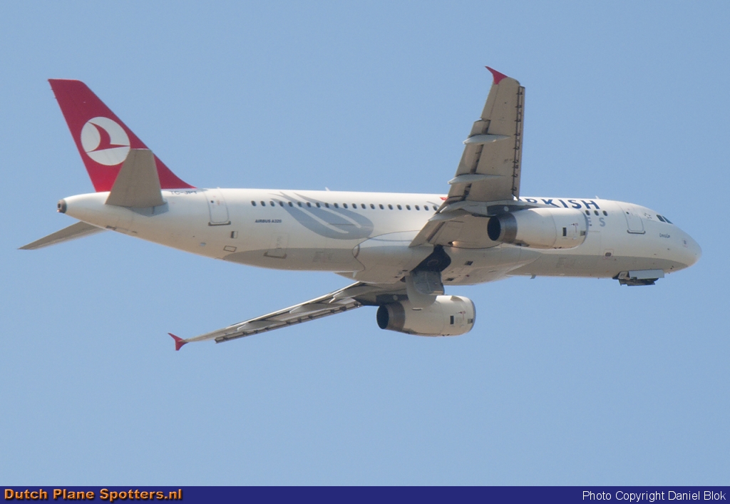 TC-JPT Airbus A320 Turkish Airlines by Daniel Blok