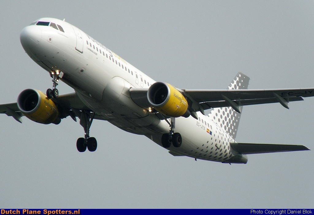 EC-JYX Airbus A320 Vueling.com by Daniel Blok