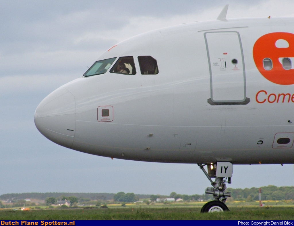 G-EZIY Airbus A319 easyJet by Daniel Blok