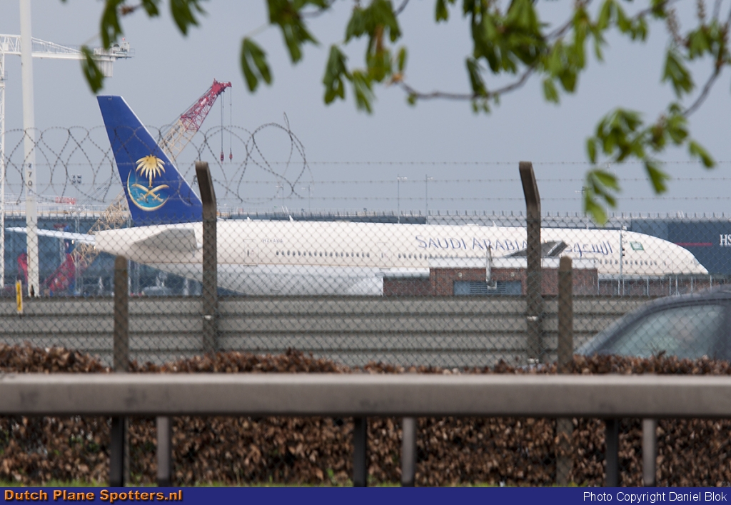 HZ-AKA Boeing 777-200 Saudi Arabian Airlines by Daniel Blok