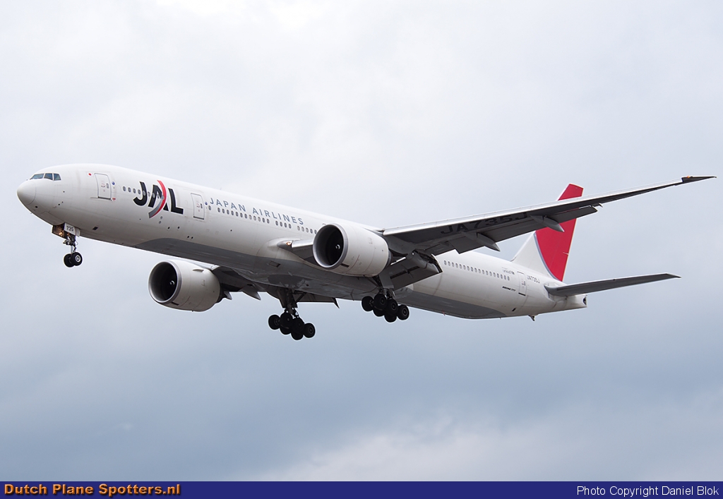JA735J Boeing 777-300 JAL - Japan Airlines by Daniel Blok