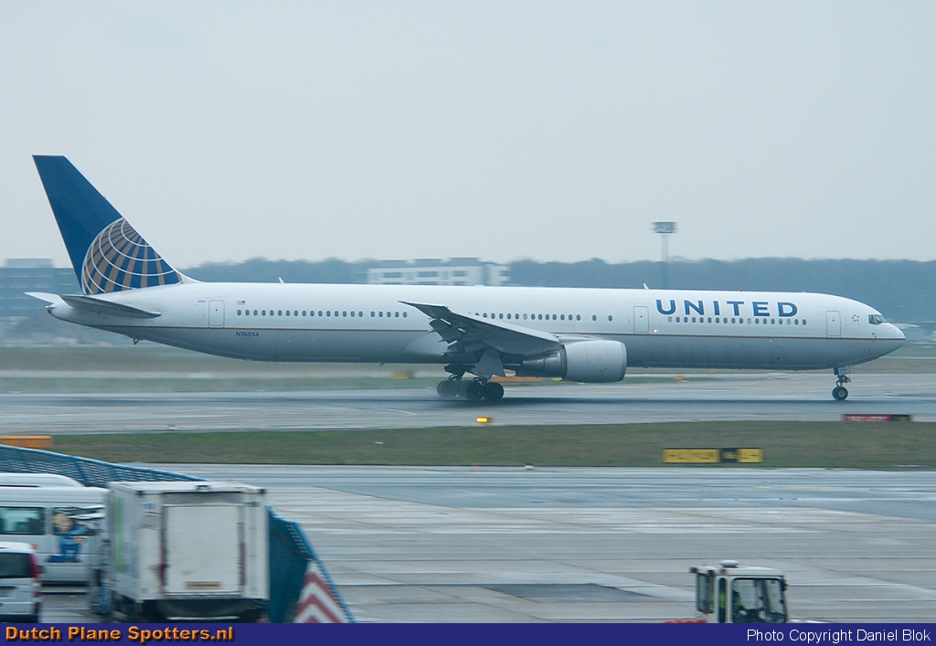 N76054 Boeing 767-400 United Airlines by Daniel Blok