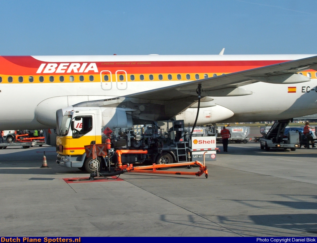 EC-GRH Airbus A320 Iberia by Daniel Blok