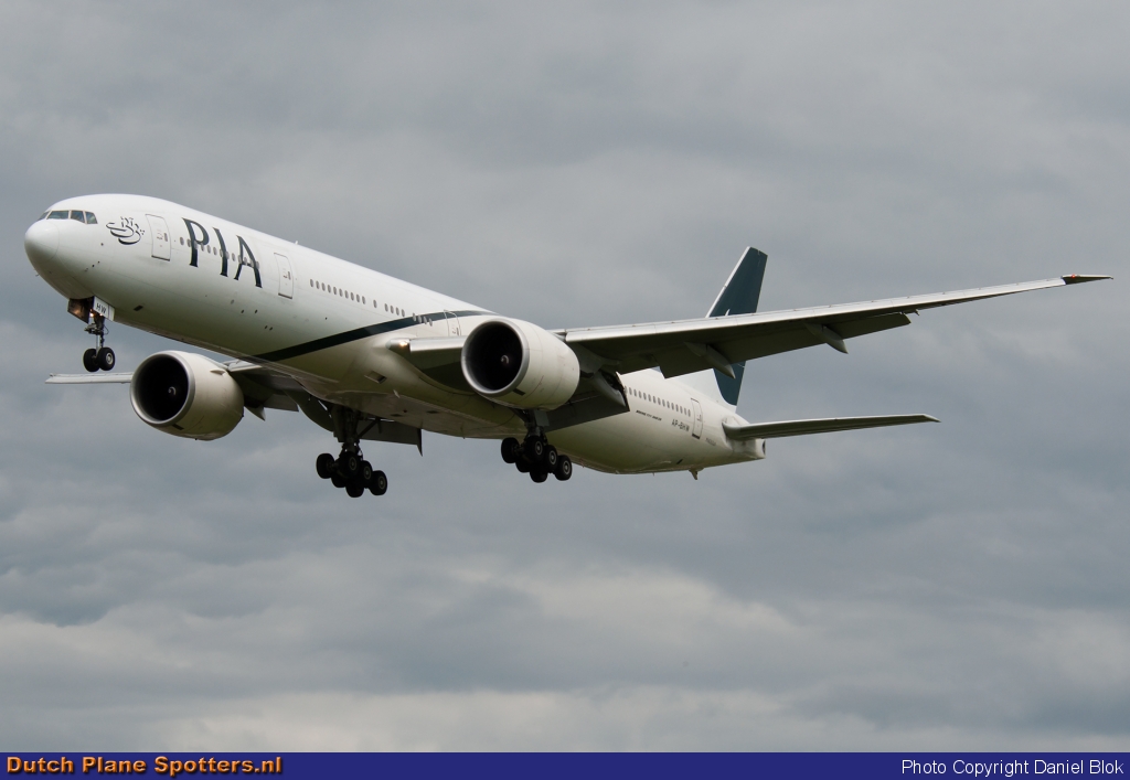 AP-BHW Boeing 777-300 PIA Pakistan International Airlines by Daniel Blok