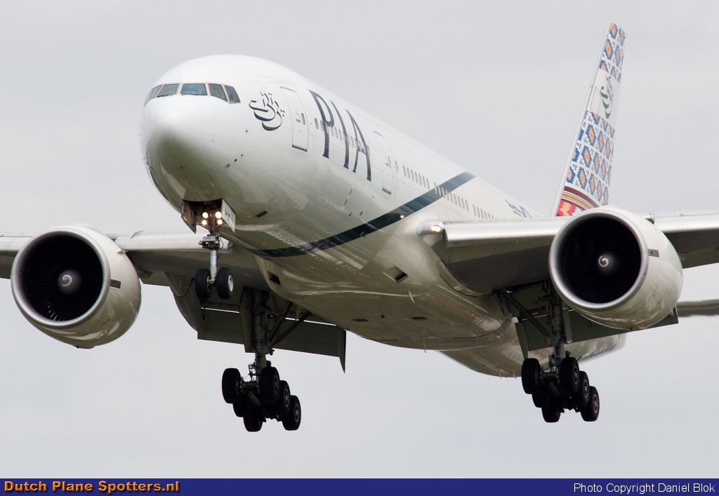AP-BHX Boeing 777-200 PIA Pakistan International Airlines by Daniel Blok