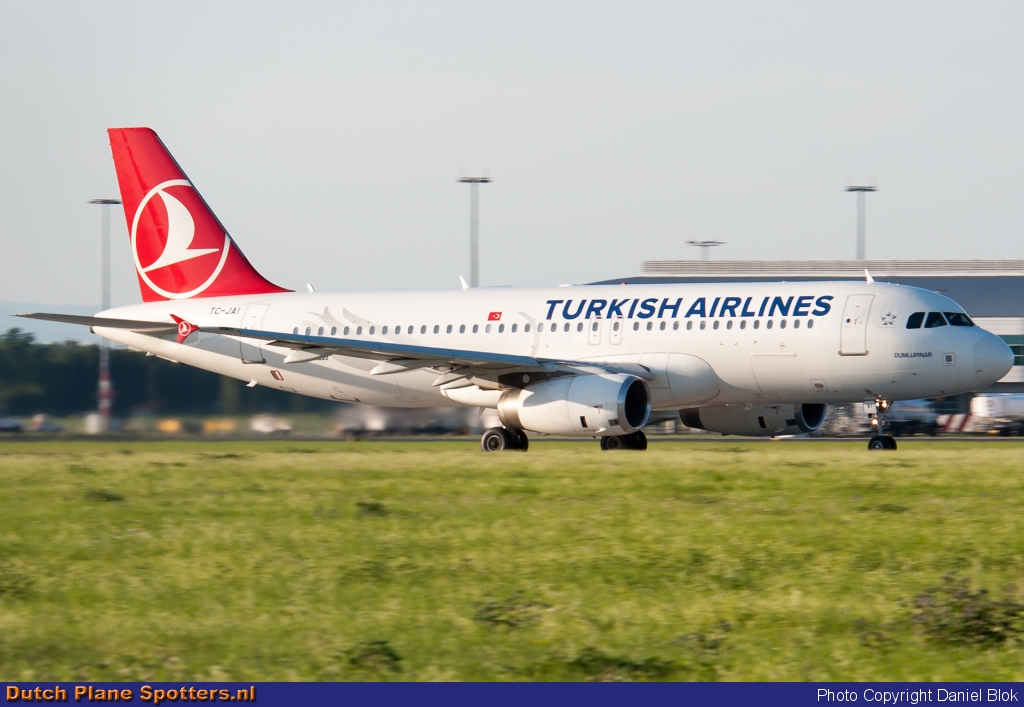 TC-JAI Airbus A320 Turkish Airlines by Daniel Blok