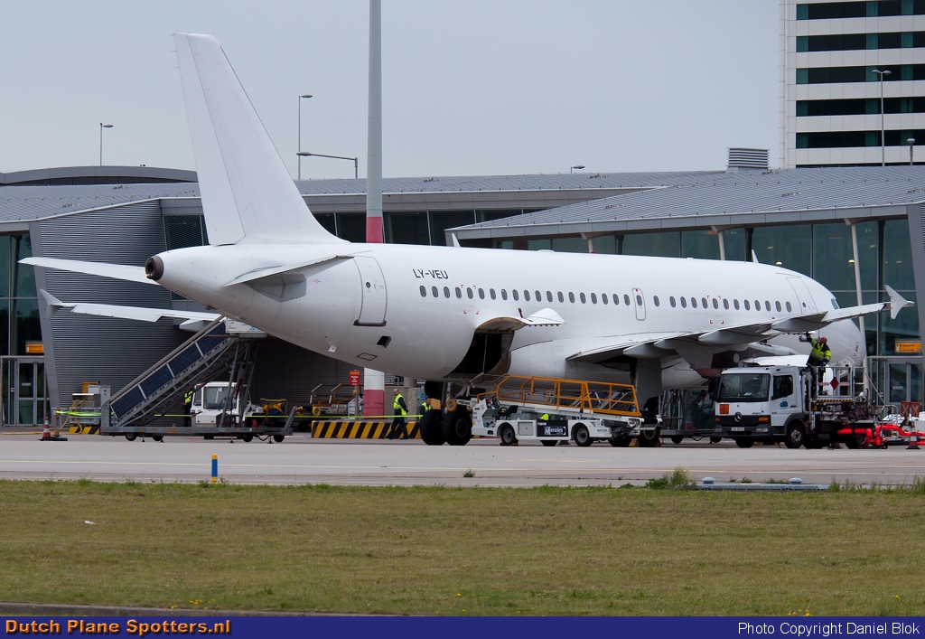 LY-VEU Airbus A319 Avion Express by Daniel Blok