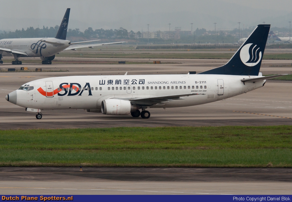 B-2111 Boeing 737-300 Shandong Airlines by Daniel Blok