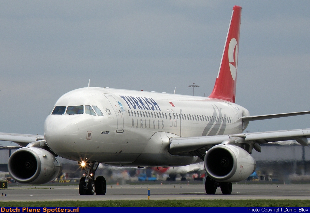 TC-JPP Airbus A320 Turkish Airlines by Daniel Blok