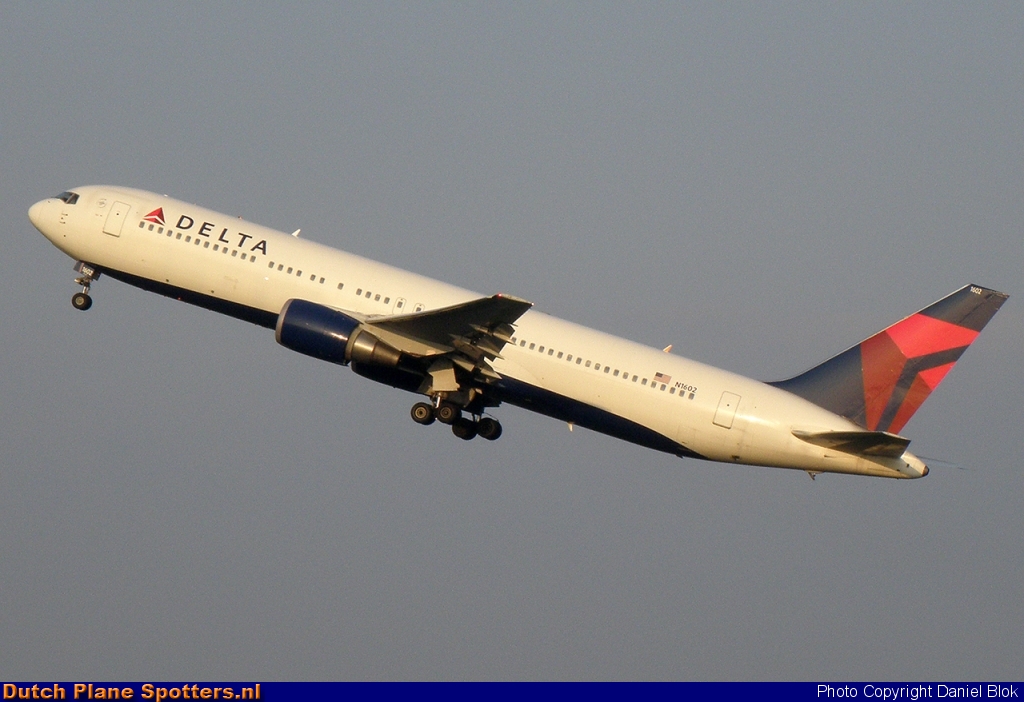 N1602 Boeing 767-300 Delta Airlines by Daniel Blok
