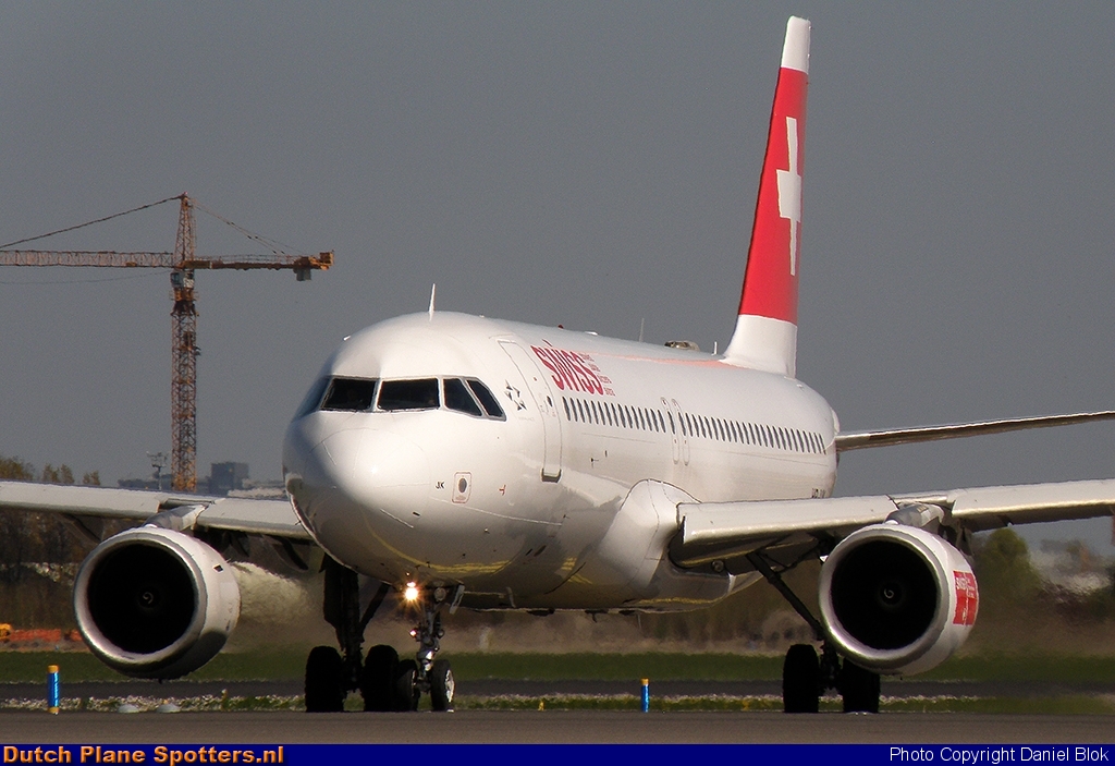 HB-IJK Airbus A320 Swiss International Air Lines by Daniel Blok