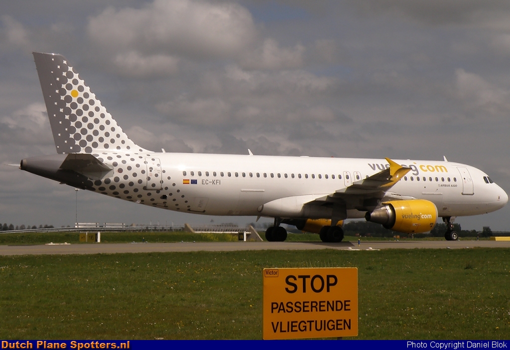 EC-KFI Airbus A320 Vueling.com by Daniel Blok