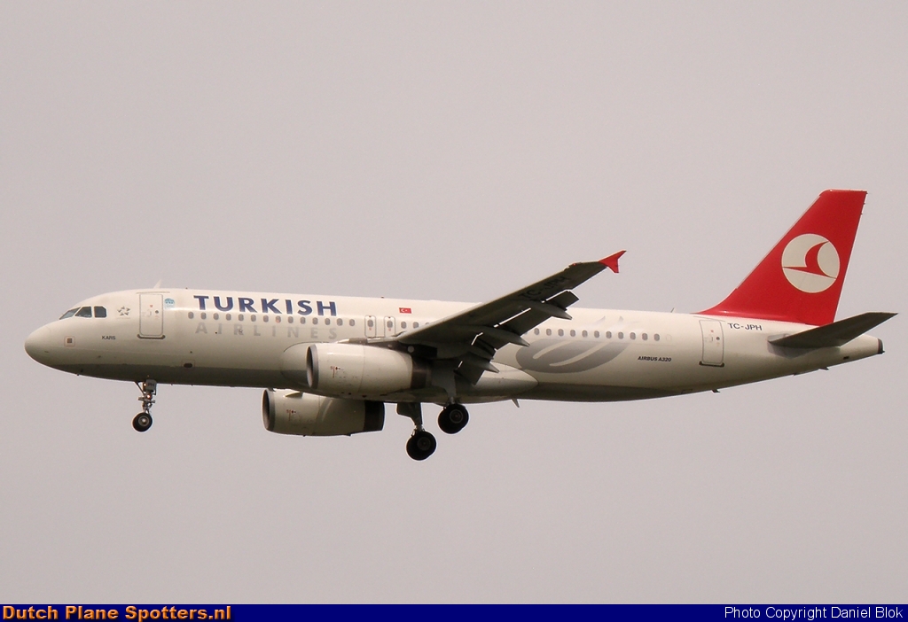 TC-JPH Airbus A320 Turkish Airlines by Daniel Blok