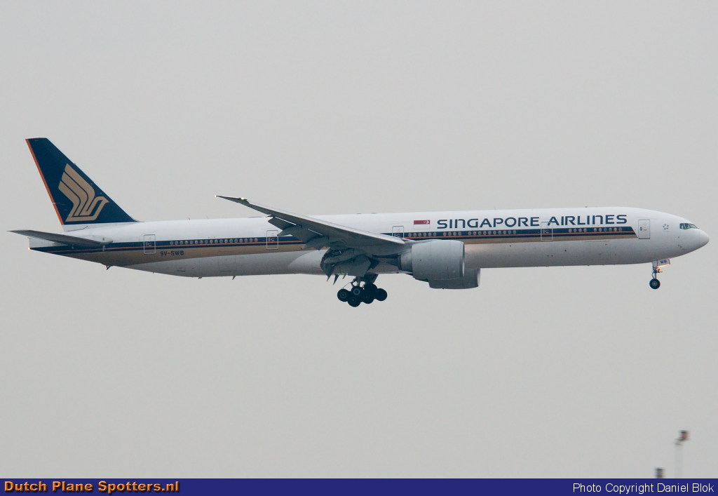 9V-SWB Boeing 777-300 Singapore Airlines by Daniel Blok