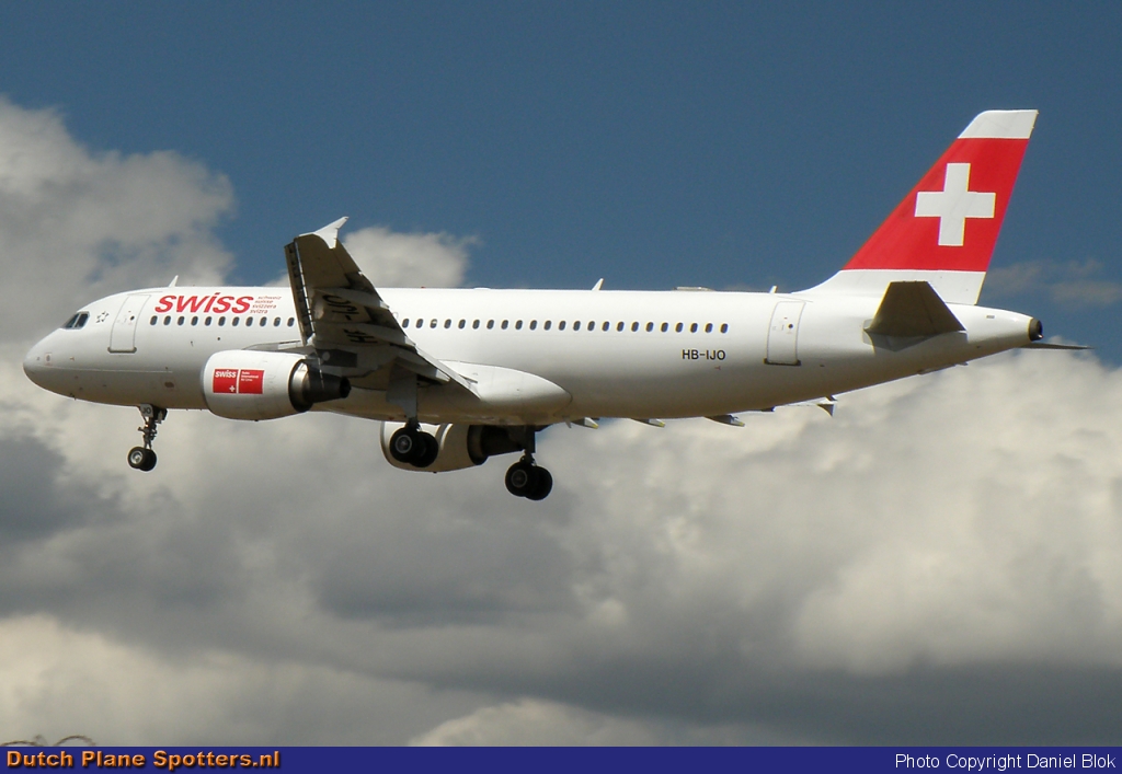 HB-IJO Airbus A320 Swiss International Air Lines by Daniel Blok
