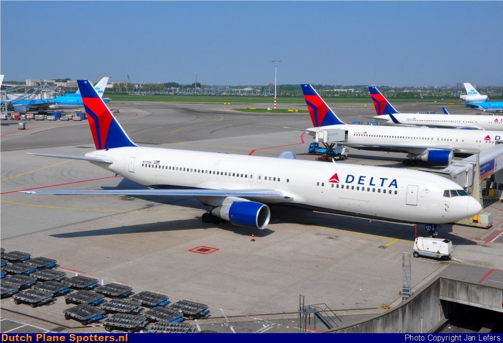 N171DN Boeing 757-300 Delta Airlines by Jan Lefers