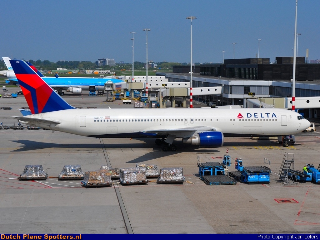 N172DZ Boeing 767-300 Delta Airlines by Jan Lefers