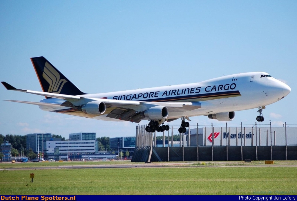9V-SFM Boeing 747-400 Singapore Airlines Cargo by Jan Lefers