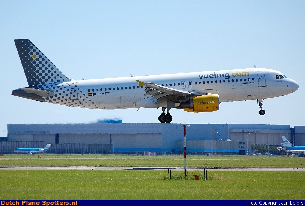 EC-JYX Airbus A320 Vueling.com by Jan Lefers