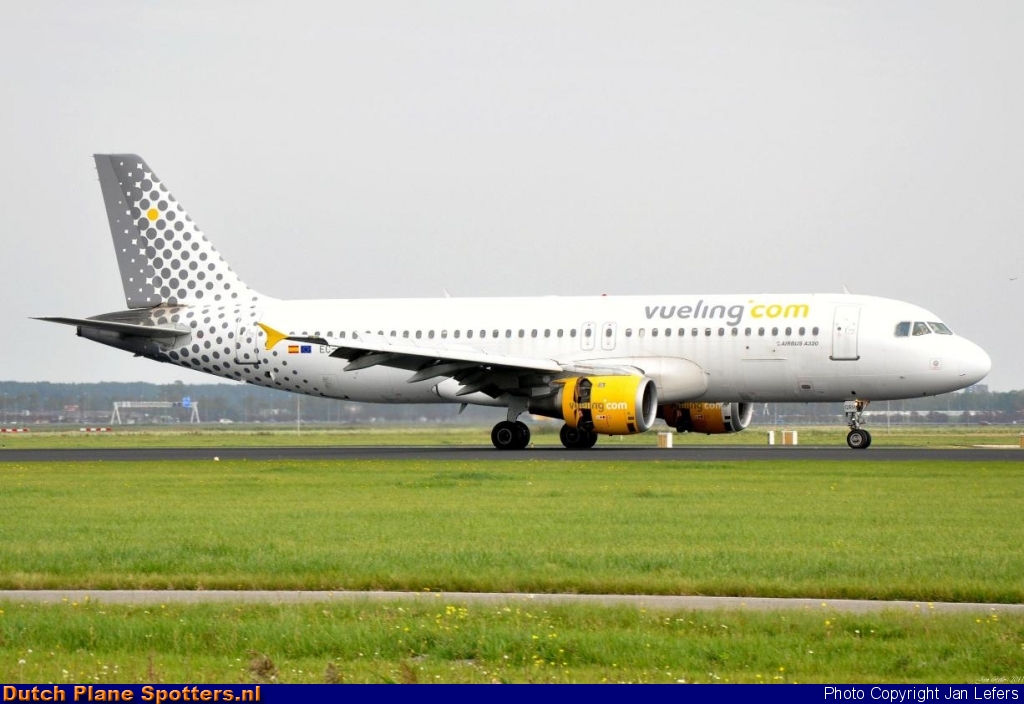EC-GRH Airbus A320 Vueling.com by Jan Lefers