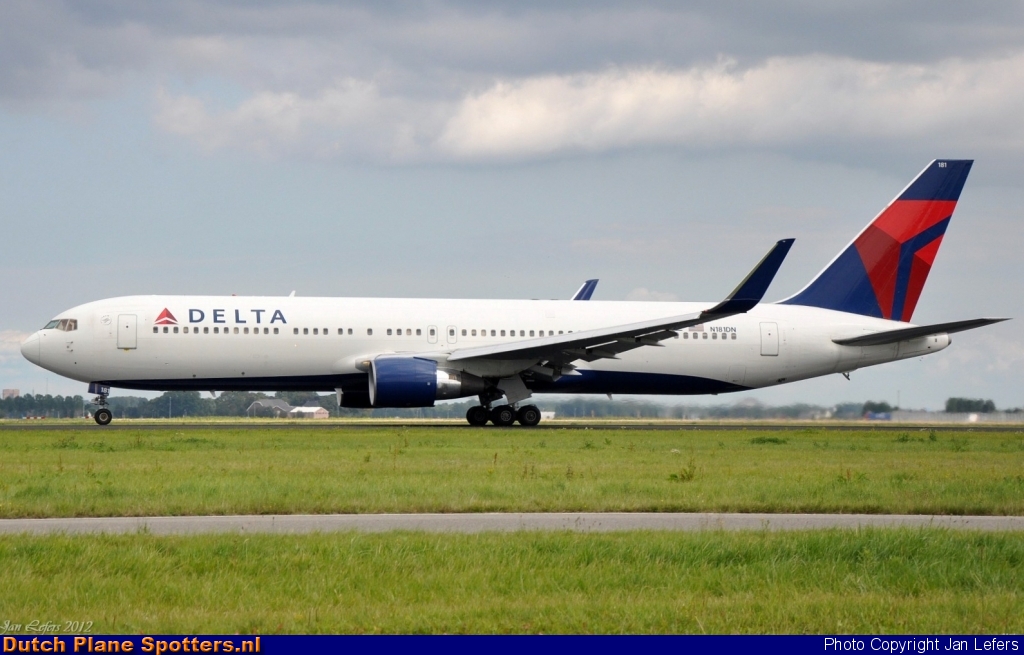 N181DN Boeing 767-300 Delta Airlines by Jan Lefers