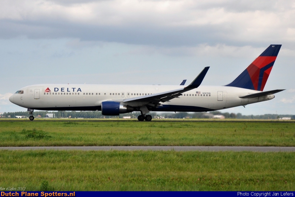 N187DN Boeing 767-300 Delta Airlines by Jan Lefers
