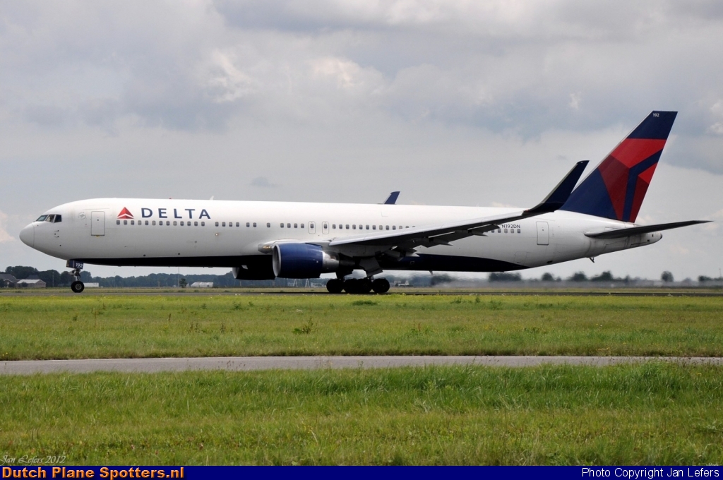 N192DN Boeing 767-300 Delta Airlines by Jan Lefers