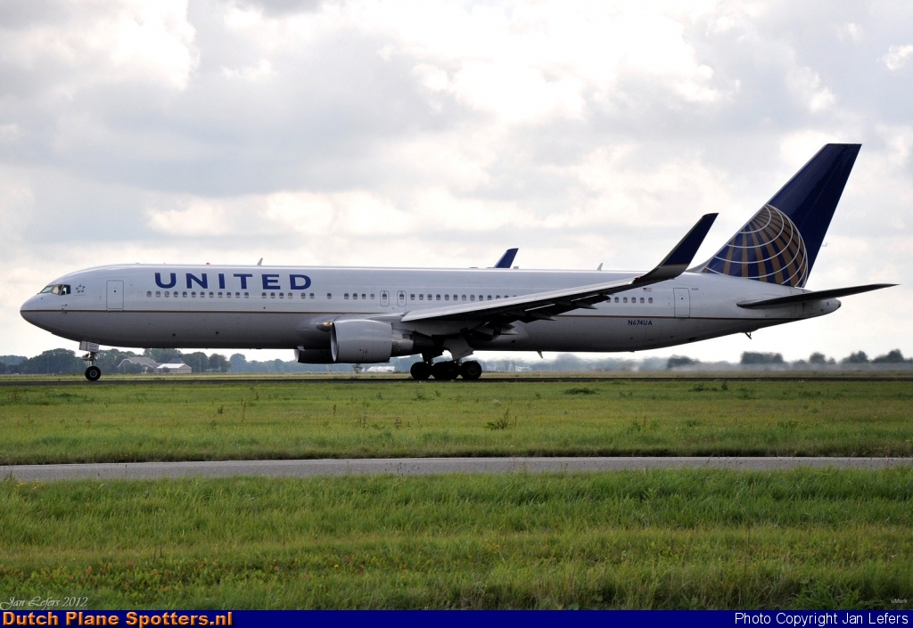N674UA Boeing 767-300 United Airlines by Jan Lefers