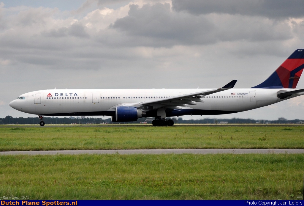 N809NW Airbus A330-300 Delta Airlines by Jan Lefers