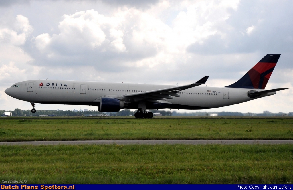 N816NW Airbus A330-300 Delta Airlines by Jan Lefers