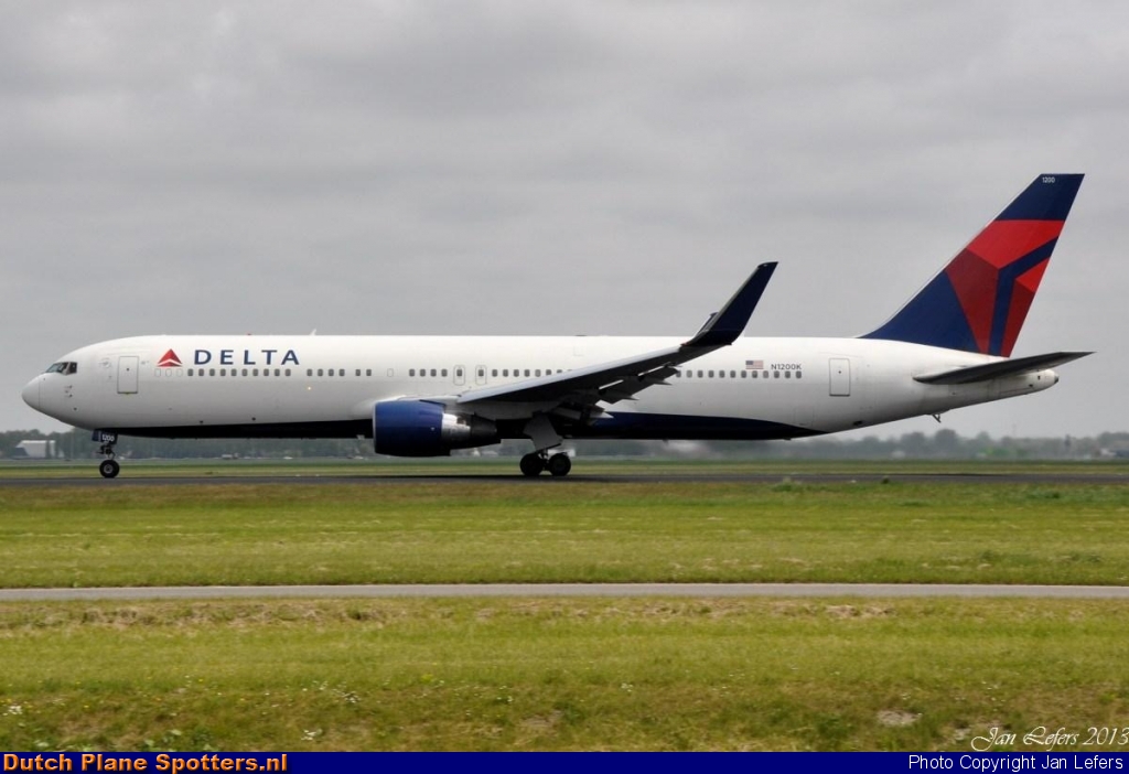 N1200K Boeing 767-300 Delta Airlines by Jan Lefers