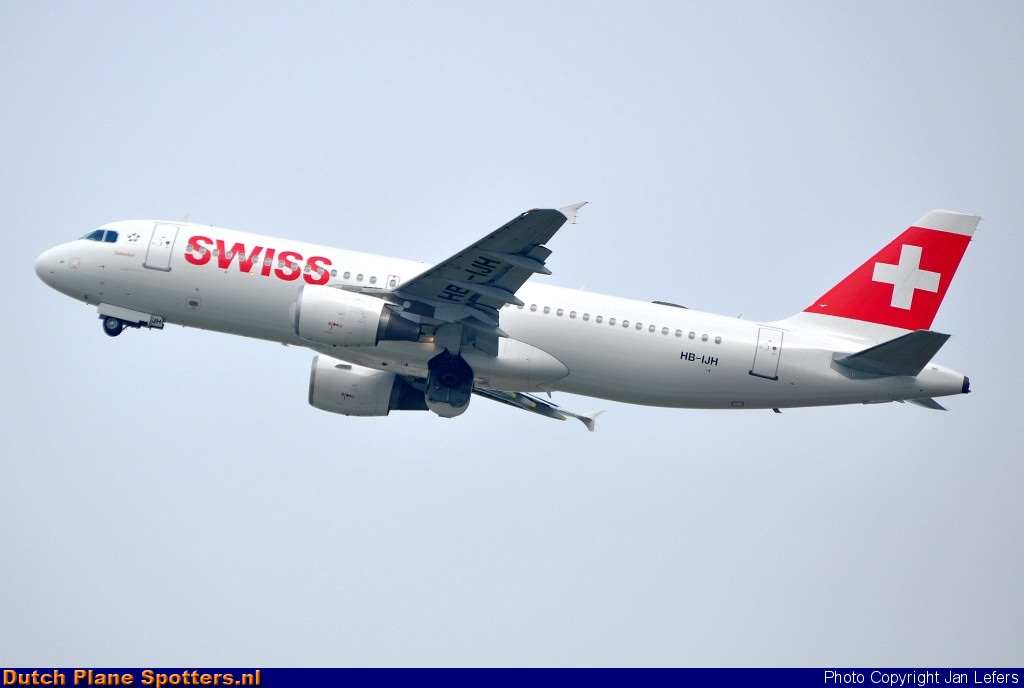 HB-IJH Airbus A320 Swiss International Air Lines by Jan Lefers