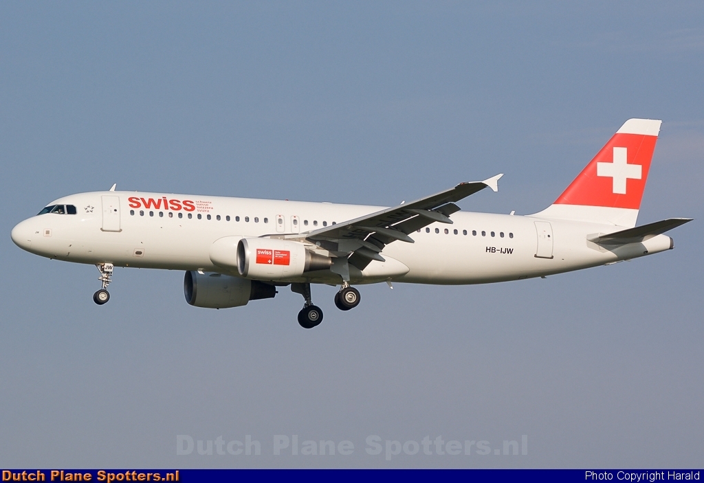 HB-IJW Airbus A320 Swiss International Air Lines by Harald Eulenberg