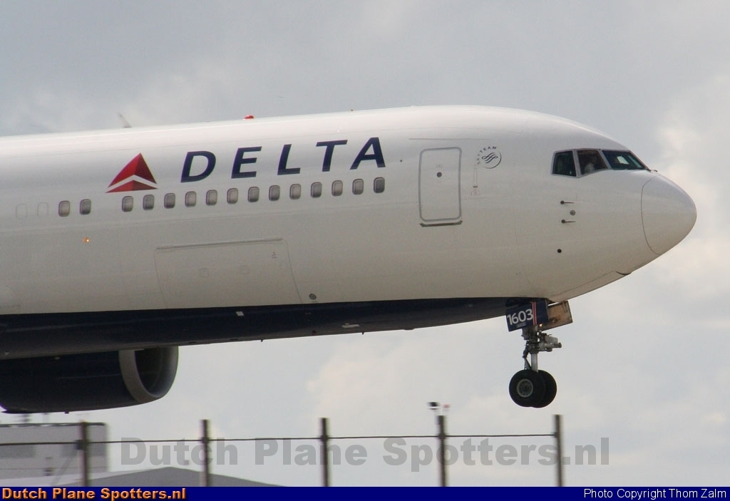 N1603 Boeing 767-300 Delta Airlines by Thom Zalm