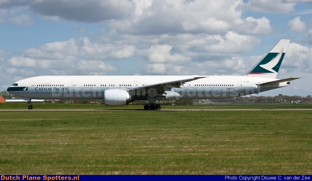 B-KQL Boeing 777-300 Cathay Pacific by Douwe C. van der Zee