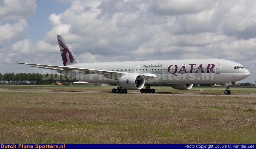 A7-BEC Boeing 777-300 Qatar Airways by Douwe C. van der Zee