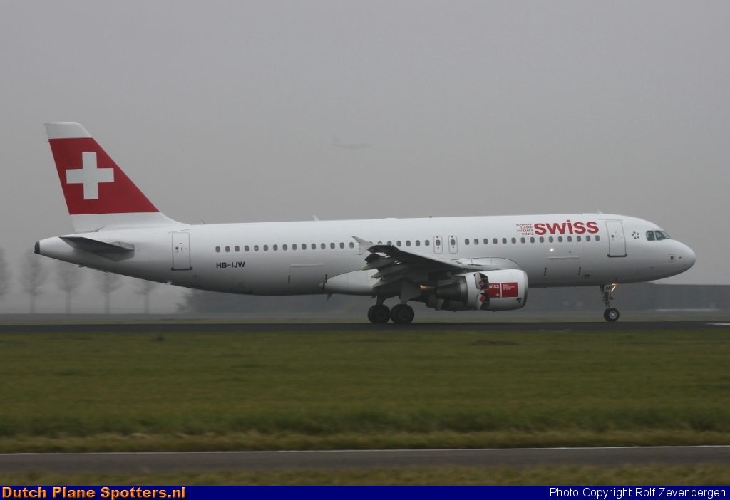 HB-IJW Airbus A320 Swiss International Air Lines by Rolf Zevenbergen