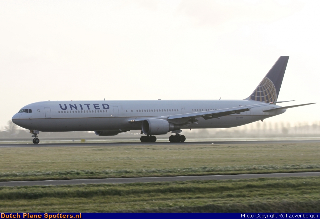 N67058 Boeing 767-400 United Airlines by Rolf Zevenbergen