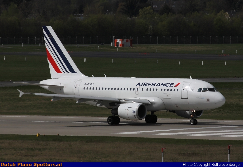 F-GUGJ Airbus A318 Air France by Rolf Zevenbergen