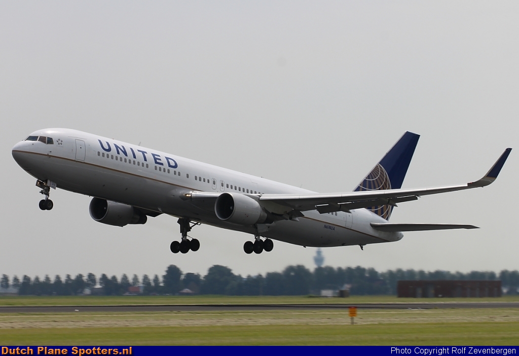N674UA Boeing 767-300 United Airlines by Rolf Zevenbergen