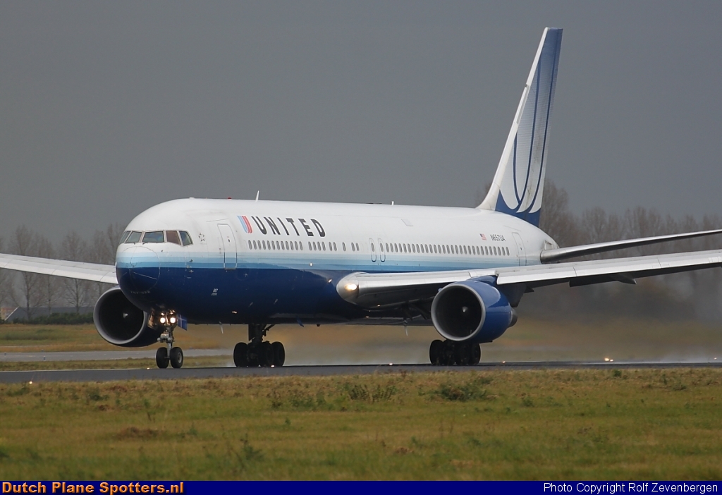 N657UA Boeing 767-300 United Airlines by Rolf Zevenbergen