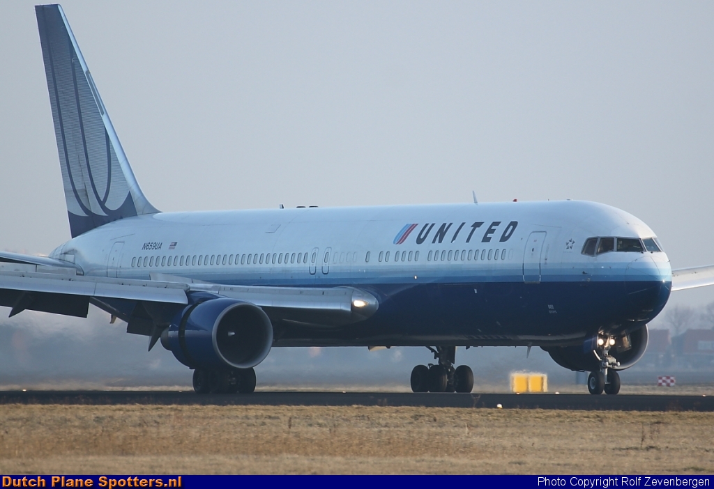 N659UA Boeing 767-300 United Airlines by Rolf Zevenbergen