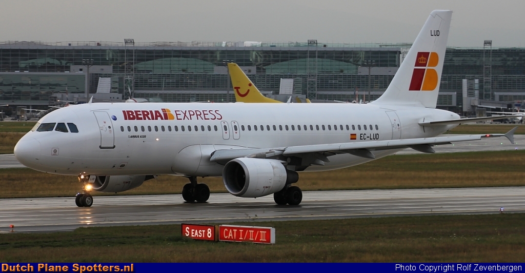 EC-LUD Airbus A320 Iberia Express by Rolf Zevenbergen
