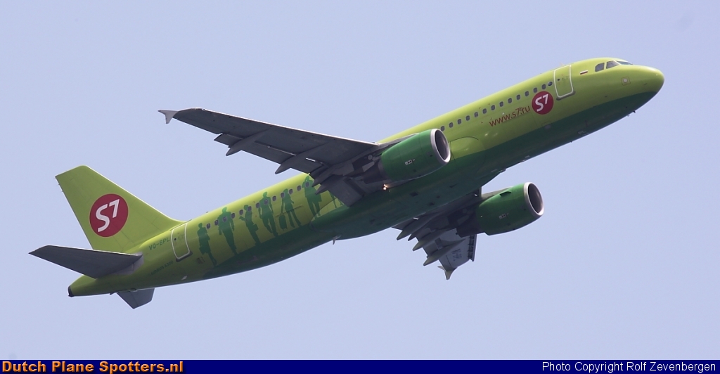 VQ-BPL Airbus A320 S7 Siberia Airlines by Rolf Zevenbergen