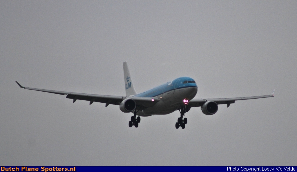 PH-AOE Airbus A330-200 KLM Royal Dutch Airlines by Loeck V/d Velde