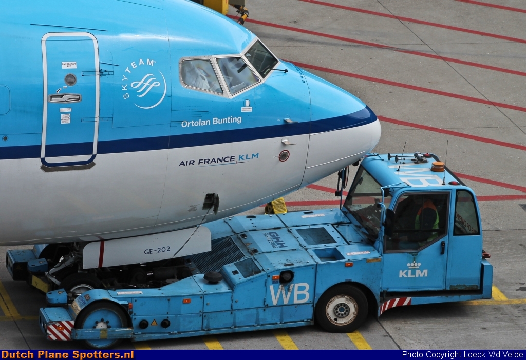 PH-BGE Boeing 737-700 KLM Royal Dutch Airlines by Loeck V/d Velde