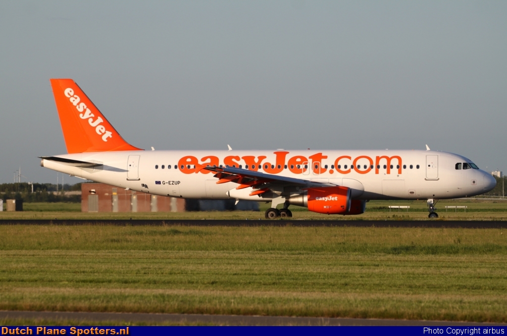 G-EZUP Airbus A320 easyJet by airbus
